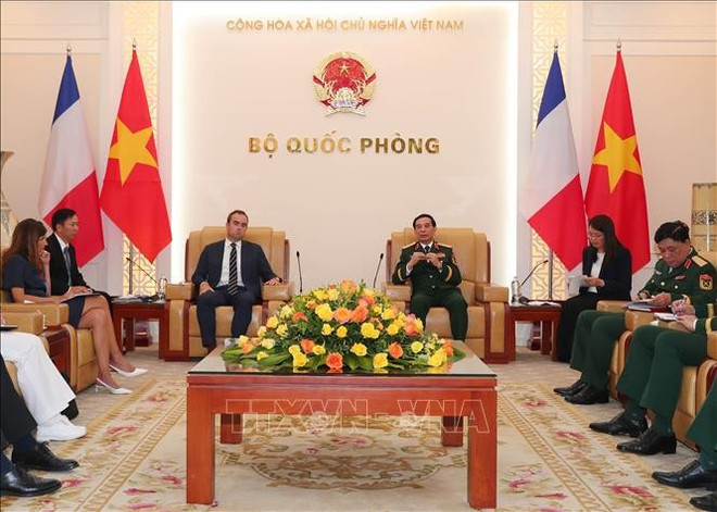 越南国防部长潘文江会见法国国防部部长勒科尔尼。图自越通社 2-4486.jpg
