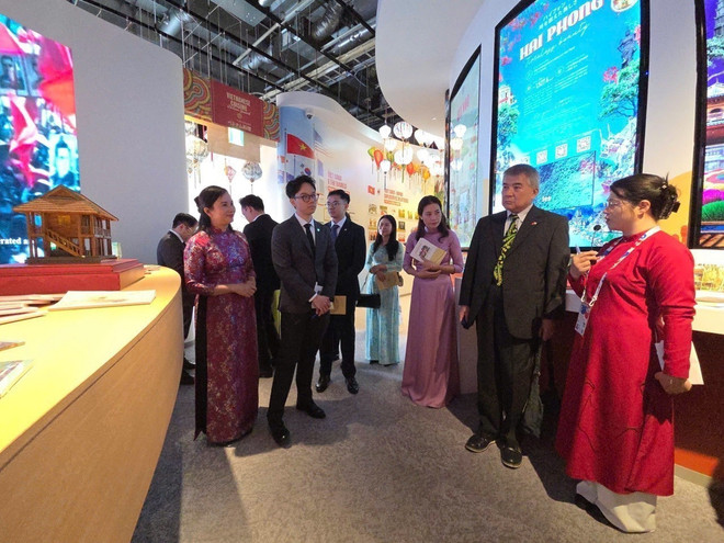 代表们参观“胡志明主席——和平与友谊象征”展览会。图自越通社 vna-potal-khai-mac-trien-lam-ve-chu-tich-ho-chi-minh-tai-expo-2025-8049517.jpg