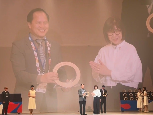 越南馆代表陈一黄上台领奖。图自《新河内报》 cuc-htqt.jpg