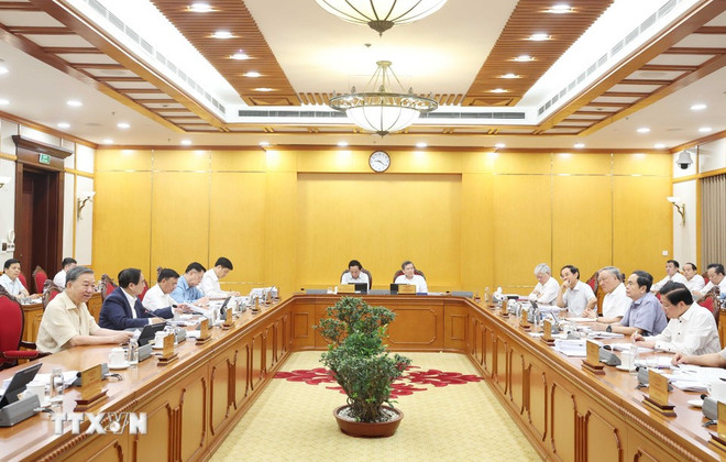 越共中央政治局、中央书记处就中央和政治局关于组织机构和行政单位重组的决议和结论执行情况进行讨论。图自越通社 to-lam-9129.jpg