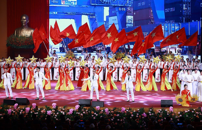 越南社会主义共和国政府成立80周年纪念大会上的文艺表演节目。图自越通社 vna-potal-tong-bi-thu-to-lam-du-le-ky-niem-80-nam-thanh-lap-chinh-phu-8222500-1.jpg