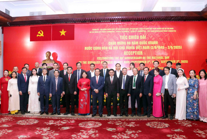 胡志明市于8月19日晚举行国庆外宾招待会,庆祝越南社会主义共和国国庆80周年。图自越通社 vna-potal-thanh-pho-ho-chi-minh-to-chuc-tiec-chieu-dai-doi-ngoai-nhan-ky-niem-quoc-khanh-8221679.jpg