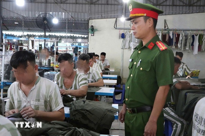 富和监狱的服刑人员学习缝纫机能。图自越通社 2108-pham-nhan-1.jpg