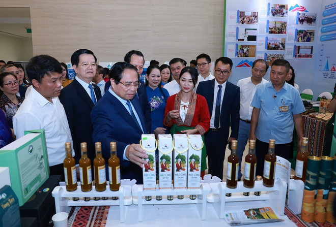 范明政总理参观少数民族的“一乡一品”产品。图自越通社 vna-potal-thu-tuong-du-tong-ket-chuong-trinh-muc-tieu-quoc-gia-phat-trien-kinh-te-xa-hoi-vung-dong-bao-dan-toc-thieu-so-8207245.jpg