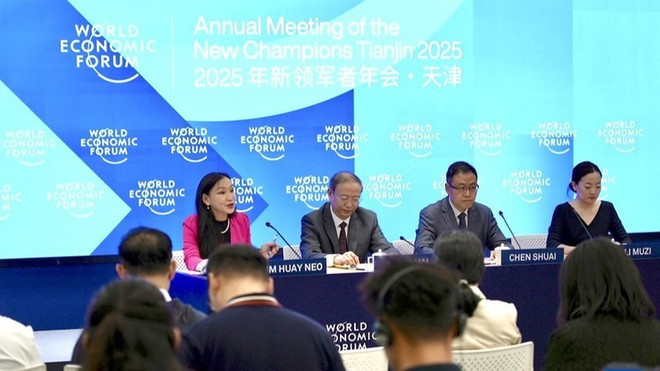 世界经济论坛第十六届新领军者年会新闻发布会。图自新华社 dfhdh.jpg
