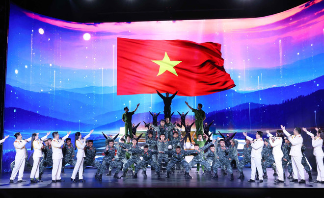 大会上的艺术表演节目。图自越通社 vna-potal-thu-tuong-du-dai-hoi-thi-dua-vi-an-ninh-to-quoc-lan-thu-9-8194768.jpg