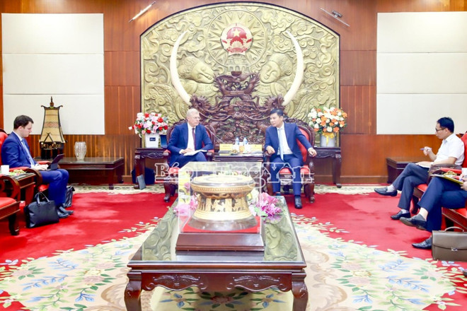 会见场景。图自《兴安报》 93393-quang-canh-buoi-lam-viec-19165726.jpg