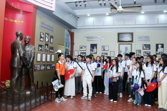 营员们参观胡志明博物馆胡志明市分馆。图自越通社 vna-potal-trai-he-viet-nam-2025-cung-nhau-viet-tiep-cau-chuyen-hoa-binh-tu-lich-su-hao-hung-cua-dan-toc-8147981.jpg