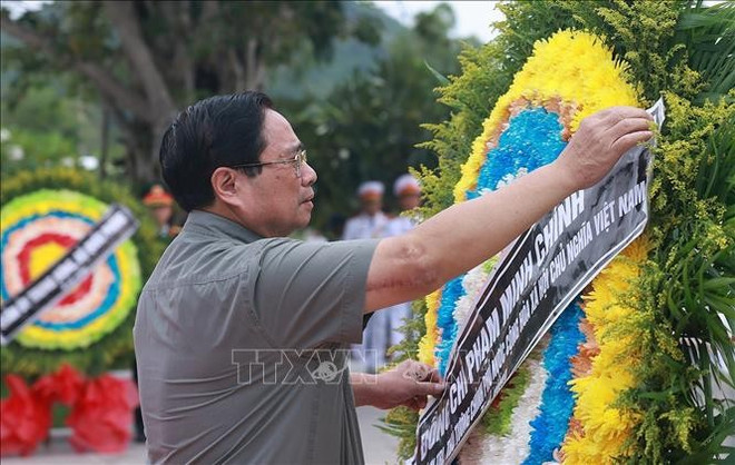 范明政向越南志愿军和专家烈士敬献花篮。图自越通社 thu-tuong4-210725.jpg