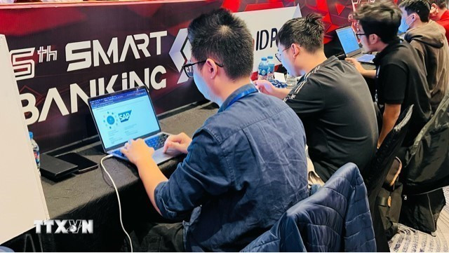 科技工程师参加金融、银行领域的网络安全演练。图自越通社 dien-tap-an-ninh-mang-linh-vuc-tai-chinh-ngan-hang.jpg