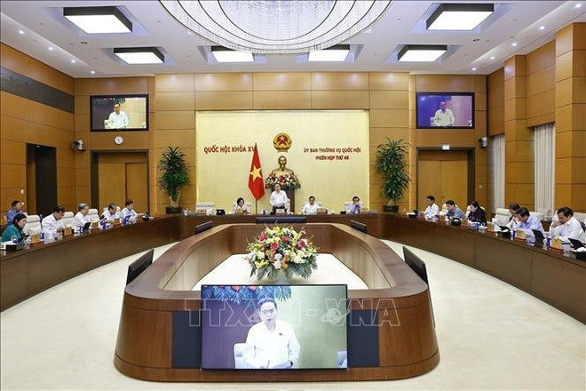 越南国会主席陈青敏在会上致闭幕词。图自越通社 vna-potal-chu-tich-quoc-hoi-phat-bieu-be-mac-phien-hop-thu-49-uy-ban-thuong-vu-quoc-hoi-stand-1.jpg