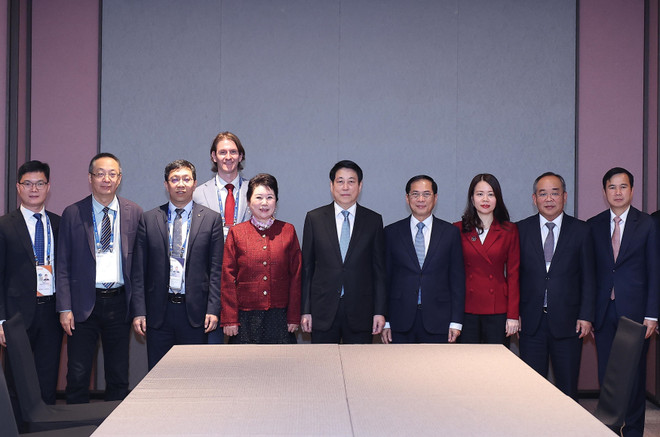 双方代表合影。图自越通社 vna-potal-chu-tich-nuoc-luong-cuong-tiep-nguoi-sang-lap-tap-doan-mebo-8374119.jpg