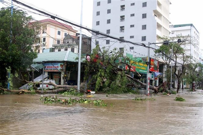 乂安省炉门坊多条道路被水淹没。图自越通社 vna-potal-nghe-an-trieu-cuong-anh-huong-nang-den-cac-dia-phuong-ven-bien-8304701.jpg