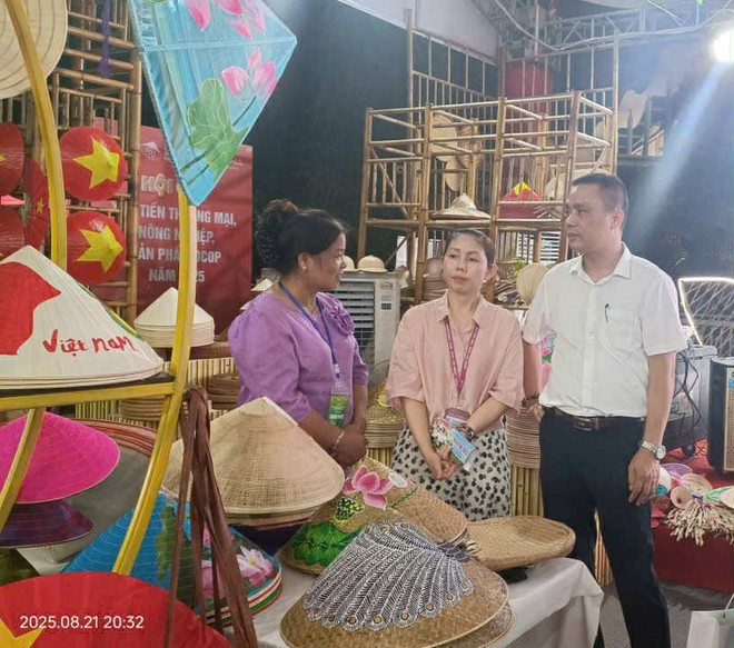 河内农业与环境局代表参观企业展位。图自越通社 537489731-781546308163802-747050836174237703-n-20250821214843.jpg