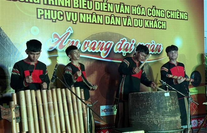 cac-nghe-sy-tre-bieu-dien-nhac-cu-cua-nguoi-dong-bao-dan-toc-thieu-so-anh-tuong-quan-ttxvn.jpg