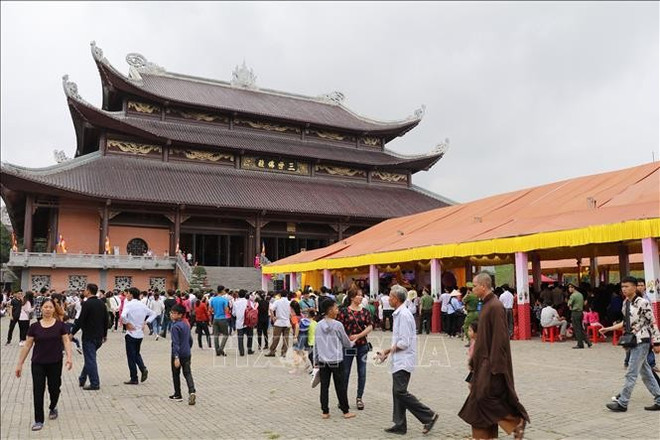 游客们参观沛顶寺。图自越通社 chua-bai-dinh.jpg