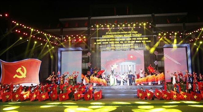 北宁省3·2广场当晚举行主题为“祖国身影——光耀越南”特别晚会。图自越通社 bac-ninh.jpg