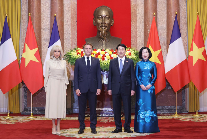 越南国家主席梁强和夫人同法国总统埃马纽埃尔·马克龙与夫人合影。图自越通社 vna-potal-le-don-tong-thong-phap-emmanuel-macron-tham-cap-nha-nuoc-toi-viet-nam-8054504.jpg