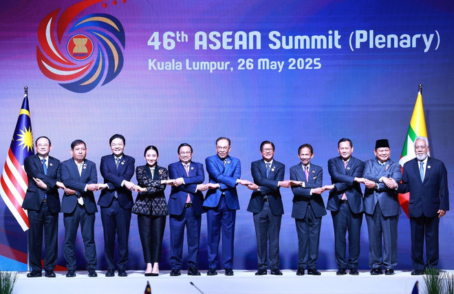 出席第46届东盟峰会全体会议的代表们合影。图自越通社 vna-potal-thu-tuong-tham-du-phien-toan-the-hoi-nghi-cap-cao-asean-lan-thu-46-8054140.jpg