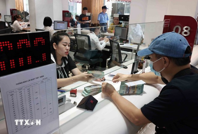 客户在银行办理业务。图自越通社 lam-phat-1.jpg
