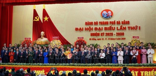 越共岘港市第一次代表大会与会代表合影。图自越通社 da-nang-a.jpg