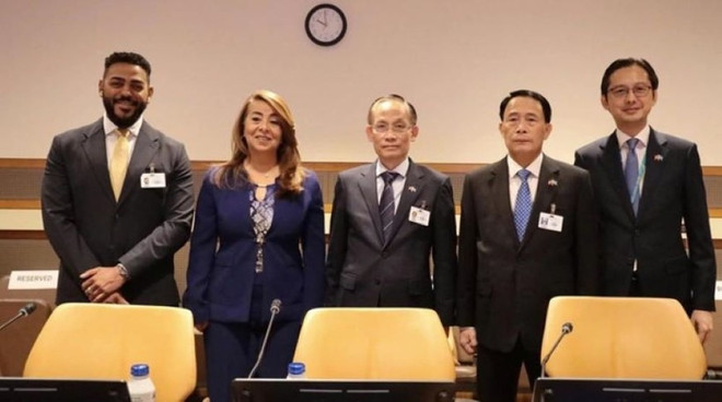 越南外交部代理部长黎怀忠?(中)与各共同主席于9月22日在美国纽约联合国总部共同主持介绍《联合国打击网络犯罪公约》开放签署仪式的活动。图自越通社 cong-uoc-ha-noi.jpg