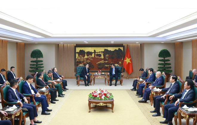 越南政府总理范明政会见了中国电力建设集团亚太地区事务董事长周嘉义。图自越通社 vna-potal-thu-tuong-tiep-chu-tich-khu-vuc-chau-a-thai-binh-duong-cua-tap-doan-xay-dung-dien-luc-trung-quoc-8044852.jpg
