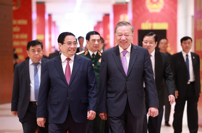 范明政总理迎接苏林总书记前来出席越南社会主义共和国政府成立80周年纪念大会。图自越通社 vna-potal-tong-bi-thu-to-lam-du-le-ky-niem-80-nam-thanh-lap-chinh-phu-8222226.jpg