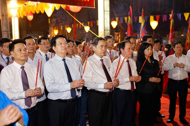 越南国会主席陈青敏和代表们为民族英雄陈兴道上香。图自越通社 vna-potal-chu-tich-quoc-hoi-du-le-tuong-niem-725-nam-ngay-mat-cua-anh-hung-dan-toc-tran-hung-dao-8334584.jpg