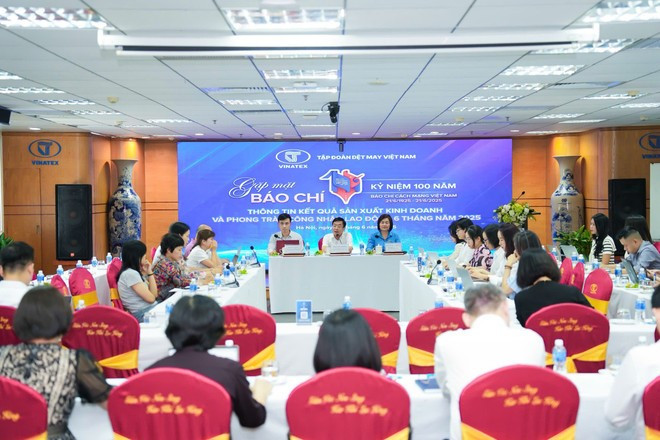Vinatex董事长黎进长公布2025年上半年纺织生产经营情况。图自Vietnam+ 1.jpg