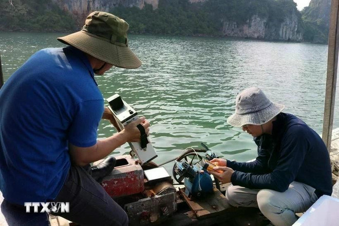 研究小组在下龙湾和芦门湾采集海水样本。图自越通社 giam-sat-chat-luong-nuoc-vinh-ha-long-bang-cong-nghe-vien-tham.jpg