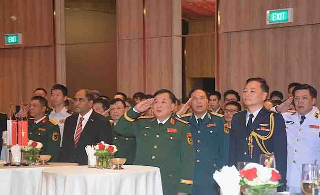 越共中央委员、中央军委常务委员、国防部副部长黄春战上将与参会代表。图自qdnd.vn singapore-vn-1.jpg