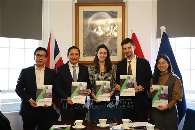 越南驻英大使杜明雄和参会代表合影。图自越通社 viet-anh-3.jpg