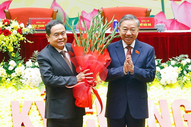 越共中央总书记苏林送花祝贺大会圆满落幕。图自越通社 vna-potal-tien-toi-dai-hoi-xiv-cua-dang-dai-hoi-dai-bieu-dang-bo-quoc-hoi-lan-thu-nhat-8295877.jpg