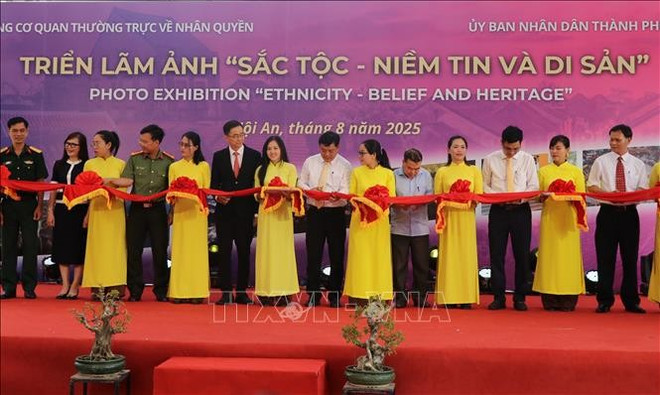 “民族——信仰与遗产”图片展开幕式。图自越通社 cat-bang-khai-mac.jpg