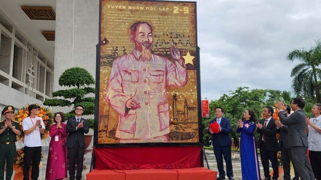 此展上展示的作品。图自越通社 vna-potal-khai-mac-trien-lam-tranh-son-mai-kho-lon-chu-de-mua-xuan-doc-lap-8218984.jpg