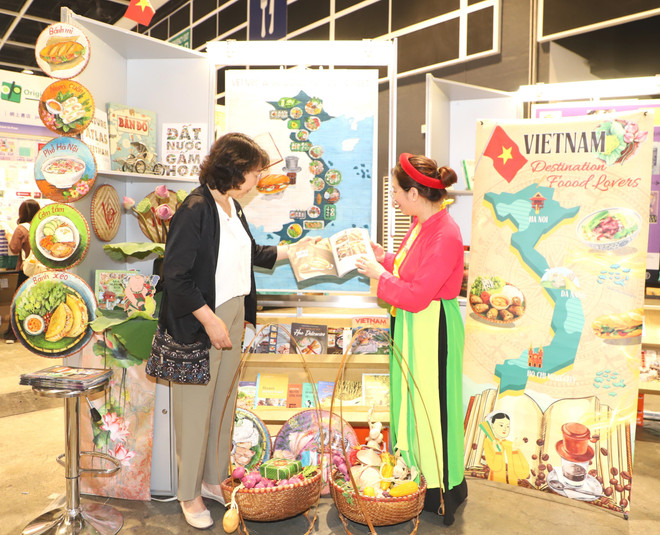 国际游客了解越南文化。图自越通社 vna-potal-quang-ba-van-hoa-am-thuc-viet-nam-tai-hoi-cho-sach-hong-kong-trung-quoc-8159405.jpg