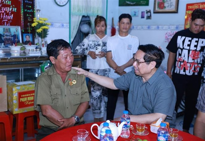 范明政看望慰问朱笃坊伤残军人黄文英家庭。图自越通社 vna-potal-thu-tuong-tham-nguoi-co-cong-voi-cach-mang-tai-tinh-an-giang-8159973.jpg