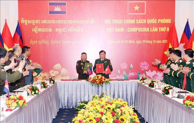 越南国防部副部长黄春战上将与柬埔寨国防部国务秘书柴桑云签署越南国防部与柬埔寨国防部关于军事与国防法律合作谅解备忘录。图自越通社 vna-potal-doi-thoai-chinh-sach-quoc-phong-viet-nam-campuchia-lan-thu-8-stand-1.jpg