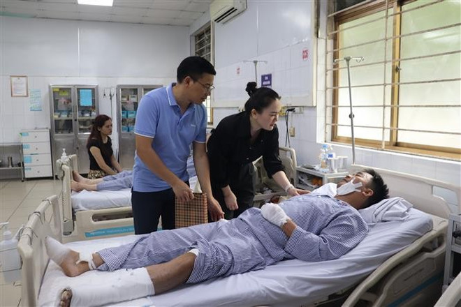 广宁省红十字会和太阳集团(SunGroup)领导走访慰问事故中受伤人员。图自越通社 vna-potal-chung-tay-chia-se-noi-dau-cung-nan-nhan-vu-lat-tau-vinh-xanh-58-tren-vinh-ha-long-8160052.jpg