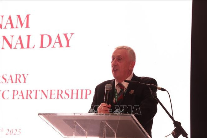 英国议会下院议长林赛·霍伊尔(Lindsay Hoyle)发表讲话。图自越通社 quoc-khanh-vietnam-anh-17092025-04.jpg