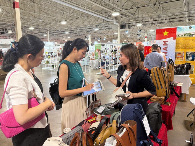 游客参观越南展位。图自越通社 img-8855.jpg