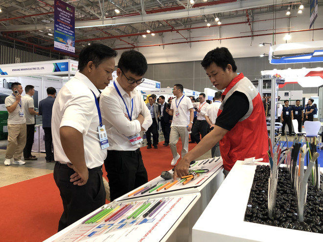 展览上展出的产品吸引参观者驻足了解。图自越通社 vna-potal-khai-mac-chuoi-trien-lam-quoc-te-ve-cong-nghe-thiet-bi-dien-va-nang-luong-tai-tp-ho-chi-minh-8151960.jpg
