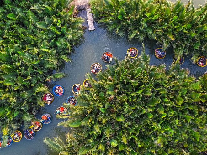 游客乘坐簸箕船穿越椰林。图自互联网 rung-dua-bay-mau-2.jpg