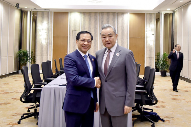 裴青山会见中国外长王毅。图自越通社 gap-btng-trung-quoc.jpg