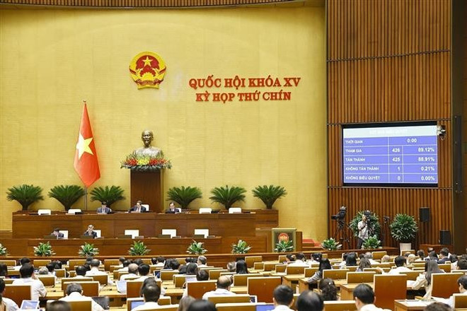 越南第十五届国会第九次会议场景。图自越通社 vna-potal-quoc-hoi-thong-qua-2-luat-va-thao-luan-ve-du-an-luat-duong-sat-sua-doi-8098855.jpg
