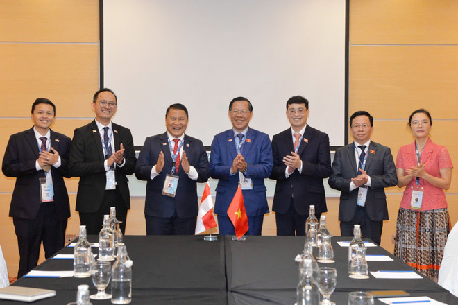 双方代表合影。图自《人民代表报》 vm-16.jpg