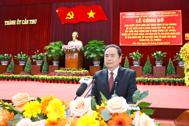 陈青敏在仪式上发言。图自越通社 vna-potal-chu-tich-quoc-hoi-du-le-cong-bo-nghi-quyet-sap-nhap-don-vi-hanh-chinh-cap-tinh-tai-thanh-pho-can-tho-8122016.jpg