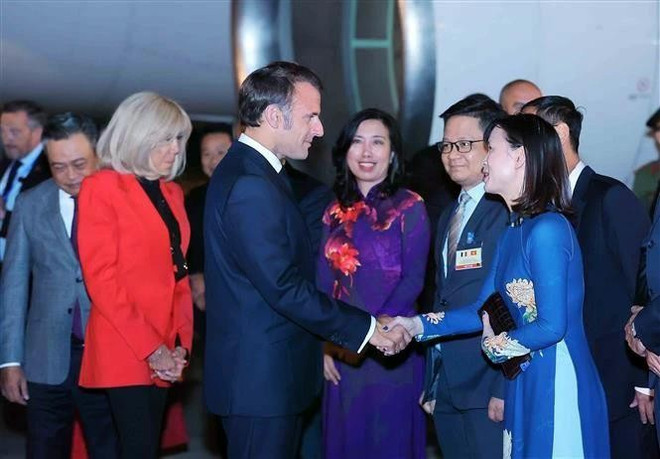 法国总统马克龙和夫人抵达河内, 开始对越南进行国事访问。图自越通社 tong-thong-phap.jpg