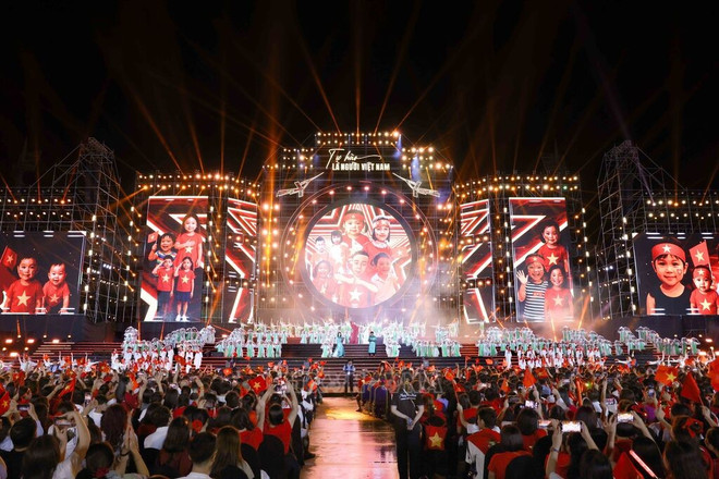 特别文艺晚会《我自豪,我是越南人》在河内美亭国家体育场广场举行。图自越通社 221809-chuong-trinh-nghe-thuat-dac-biet-tu-hao-la-nguoi-viet-nam-anh-phuong-hoa-ttxvn.jpg